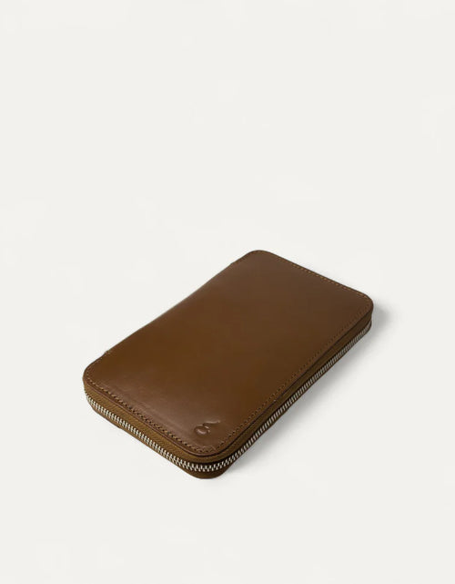 Load image into Gallery viewer, Voyager Travel Folio Brown
