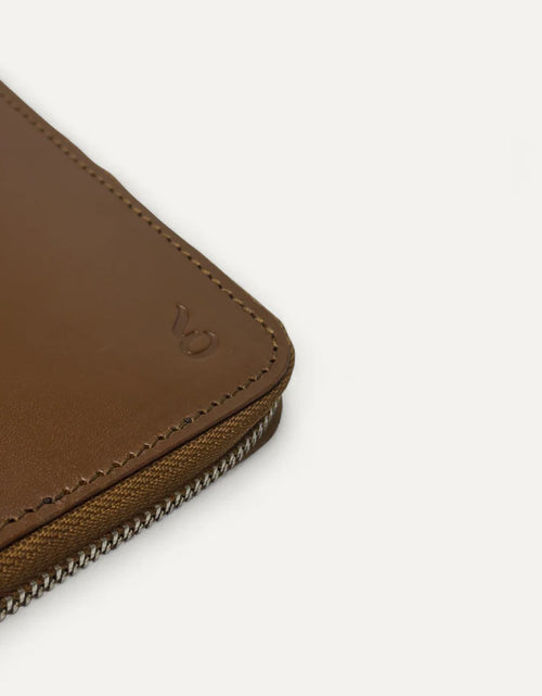 Load image into Gallery viewer, Voyager Travel Folio Brown
