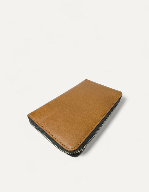 Load image into Gallery viewer, Voyager Travel Wallet Tan
